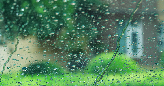 下雨空境摄影照片_唯美雨天雨滴玻璃上的水滴下雨天