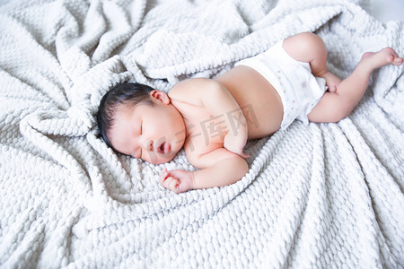 婴儿新生可爱宝宝人像肖像摄影图配图