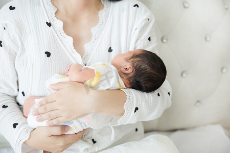 婴儿护理新生三胎母婴亲子人像摄影图配图