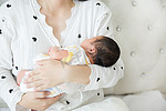 婴儿护理新生三胎母婴亲子人像摄影图配图