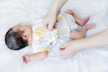 婴儿护理母婴新生宝宝亲子摄影图配图