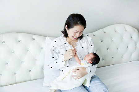 婴儿护理母婴妈妈宝宝新生婴儿摄影图配图