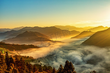 秋天旅游清晨山峰山区漂动摄影图配图