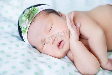 新生婴儿可爱宝宝婴儿人像摄影图配图