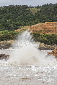台风图摄影照片_台风海岛大浪下午海浪海岛无摄影图配图