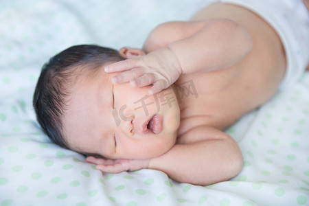 出生婴儿新生可爱宝宝人像新生婴儿摄影图配图