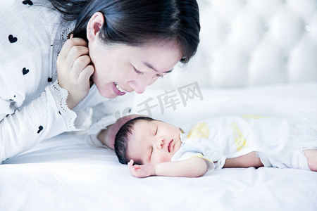 照顾孩子摄影照片_婴儿护理亲子活动母婴人像新生摄影图配图