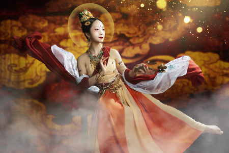 敦煌飞天白天飞天女舞者室内飞天动作摄影图配图