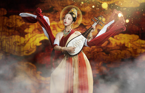 飞天敦煌白天飞天舞者室内弹琵琶摄影图配图