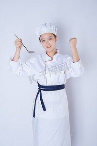 加油握拳摄影照片_年轻女厨师白天一个女厨师白背景手握拳加油摄影图配图