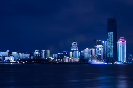 蓝色夜景城市摄影照片_城市建筑高楼大厦灯光摄影图配图