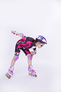轮滑小孩摄影照片_轮滑运动健身儿童轮滑人像摄影图配图