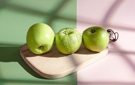 绿色水果白昼三个青苹果室内阳光照射摄影图配图
