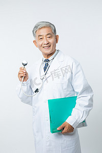 医生白天穿着白大褂的男医生室内拿着听诊器微笑摄影图配图