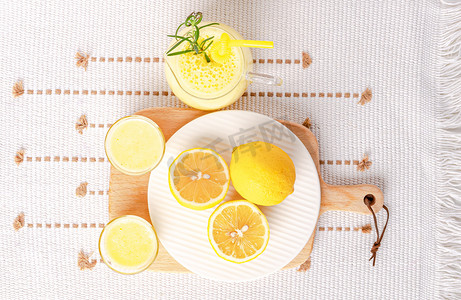 酸味摄影照片_夏天水果美食白昼柠檬果汁饮料室内俯拍摄影图配图