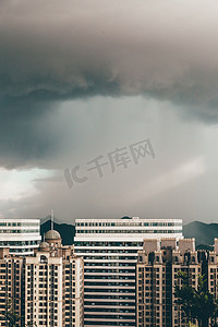 城市中午雨贵阳下雨摄影图配图