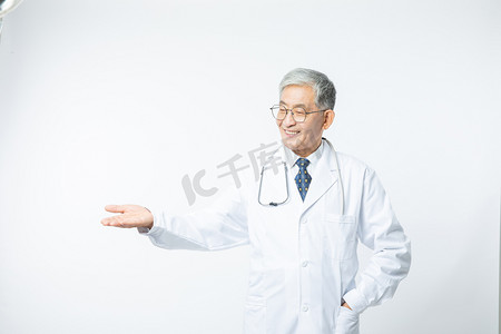 白衣天使摄影照片_医生白天穿着白大褂的医生室内深受欢迎介绍摄影图配图