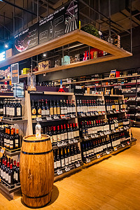 红酒摄影照片_零售百货酒水货架超市摄影图配图