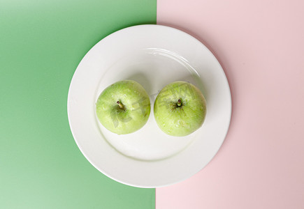 绿色水果白昼两个青苹果室内俯拍拍摄摄影图配图