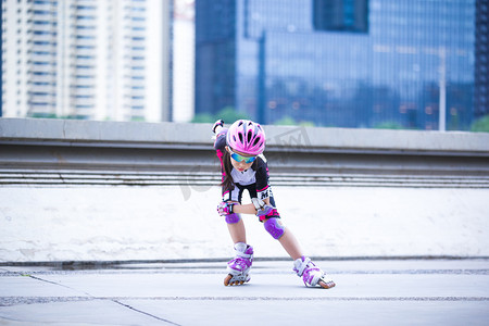 轮滑运动小女孩人像健身摄影图配图