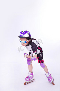 儿童运动会摄影照片_轮滑儿童轮滑运动体育项目健身摄影图配图