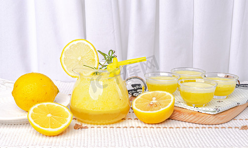 夏天饮料白昼柠檬果汁饮品室内静物摆拍摄影图配图