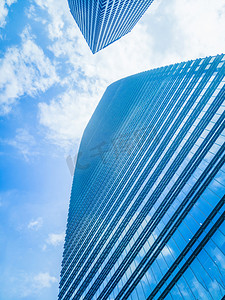 蓝色白云摄影照片_CBD办公楼下午建筑路面拍摄摄影图配图