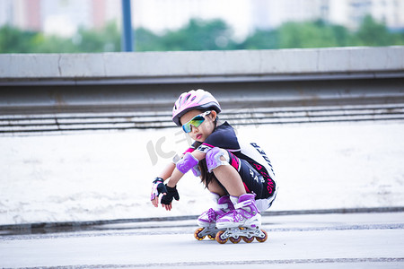 儿童运动会摄影照片_轮滑运动健身人像儿童摄影图配图