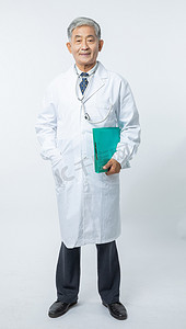 医生白天穿着白大褂的男医生室内拿着病历摄影图配图