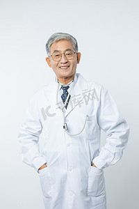 医生医疗白天穿着白大褂的男医生室内手放兜里微笑摄影图配图