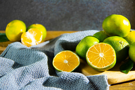 青橘蜜橘白天水果室内绿色橘子摄影图配图