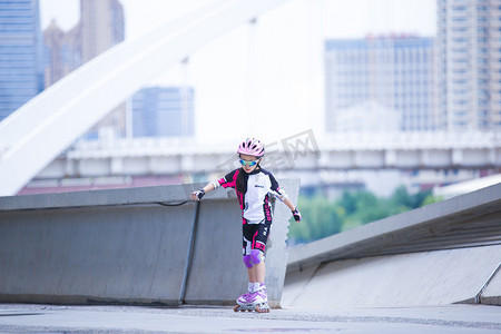 轮滑人影摄影照片_轮滑健身运动人像儿童摄影图配图