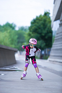 轮滑运动文案摄影照片_轮滑人像体育运动女孩摄影图配图