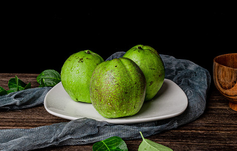 秋天绿色水果白昼一盘青梨室内静物摆拍摄影图配图
