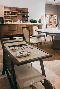 家居装修室内餐厅餐车餐桌摄影图配图
