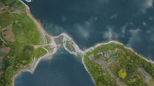生态湖摄影照片_航拍中午岛水库摄影摄影图配图