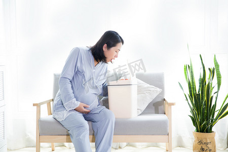 孕吐孕妇三胎生活方式人像摄影图配图