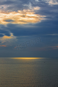 背景大海摄影照片_秋季风光凌晨大海水边流动摄影图配图