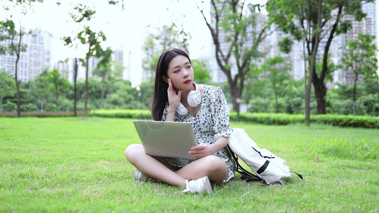小清新大学生活摄影照片_青春大学生坐在草地上思考女生美女女孩子