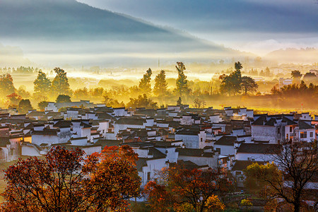 凌晨摄影照片_秋天风景白昼村庄山区漂动摄影图配图