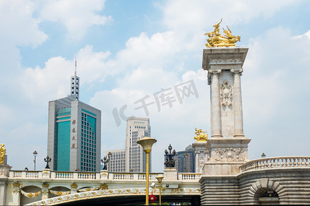 风情摄影照片_户外白天天津意大利风情街大桥风光摄影图配图