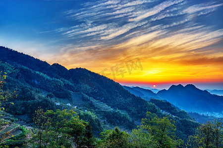 秋日风景早上房屋山区摇动摄影图配图