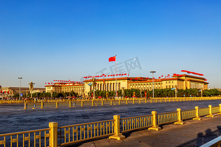 中国元素早上五星红旗城市飘动摄影图配图