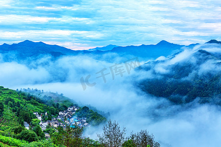 秋天旅游早晨房屋山区漂动摄影图配图