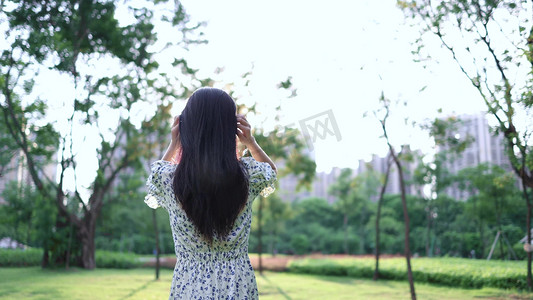 逆光在草地上散步的少女女生美女女孩子女人美人女性人像