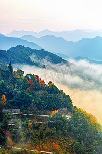 秋天旅游白天山峰山区漂动摄影图配图