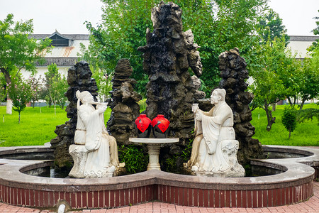 中国风雕塑摄影照片_河北保定4A级文化旅游景点园区内雕塑和假山摄影图配图