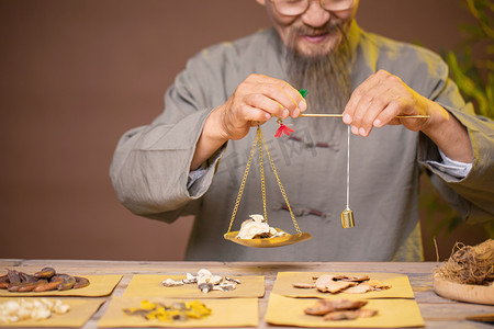 医师节摄影照片_中医中药白天老中医室内称药材摄影图配图