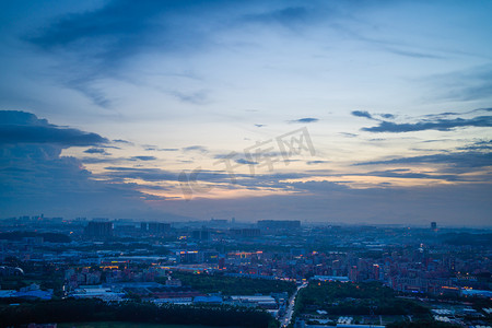 雨后天空傍晚城市俯瞰城市风景摄影图配图