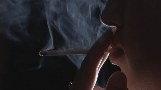 男人抽烟点烟烟雾悲伤思考压力